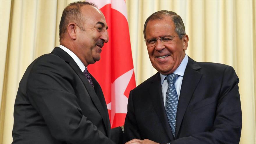 El canciller de Rusia, Serguéi Lavrov (drch.), y su homólogo turco, Mevlut Cavusoglu, Moscú, 24 de agosto de 2018 (Foto: AFP).