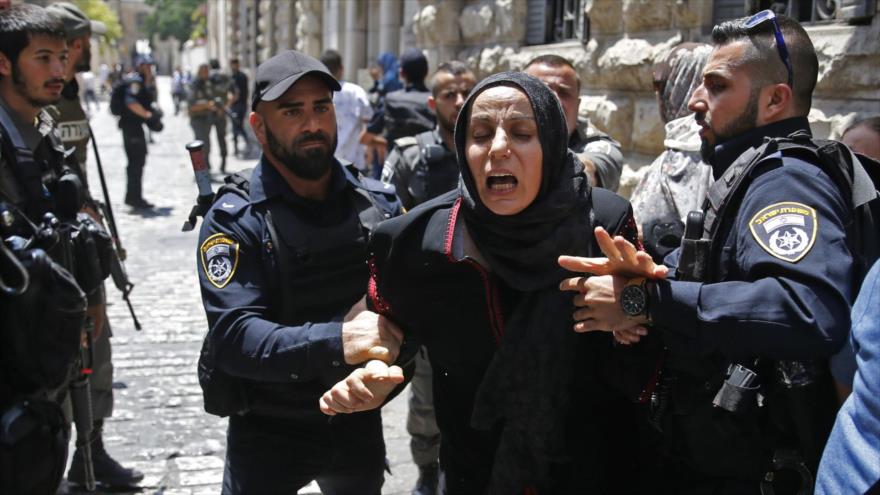 Soldados israelíes arrestan a una mujer palestina durante una protesta en la Puerta de los Leones de la Mezquta Al-Aqsa, 17 de julio de 2017. Foto: AFP
