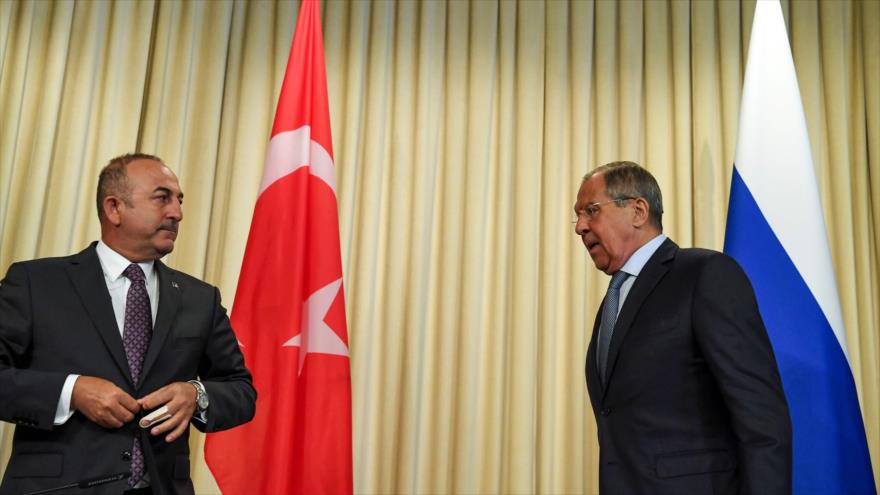 El canciller de Rusia, Serguéi Lavrov (drch.), y su homólogo turco, Mevlut Cavusoglu, Moscú, 24 de agosto de 2018 (Foto: AFP).
