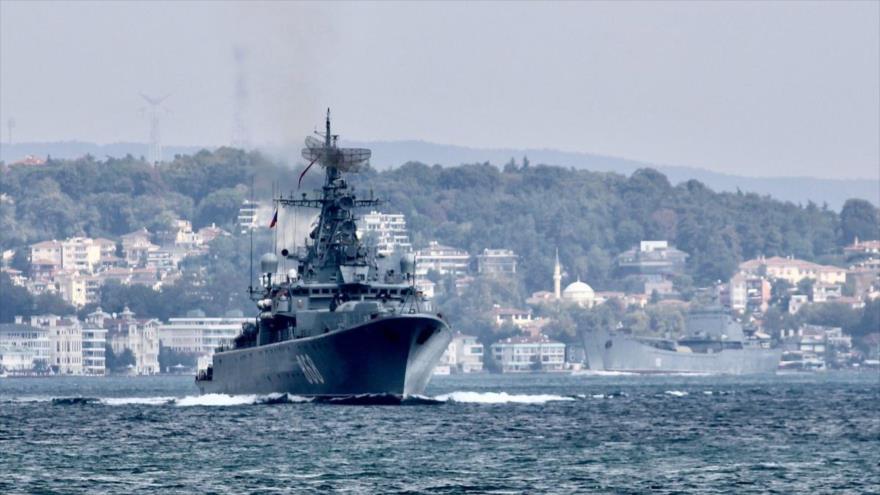 Buques rusos pasan estrecho del Bósforo, frente a la ciudad turca de Estambul, rumbo a la base naval de Tartus, oeste de Siria, 24 de agosto de 2018.