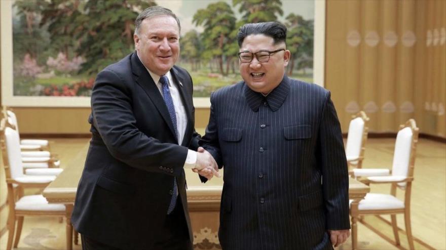 El secretario de Estado de EE.UU., Mike Pompeo, junto con el líder norcoreano, Kim Jong-un.