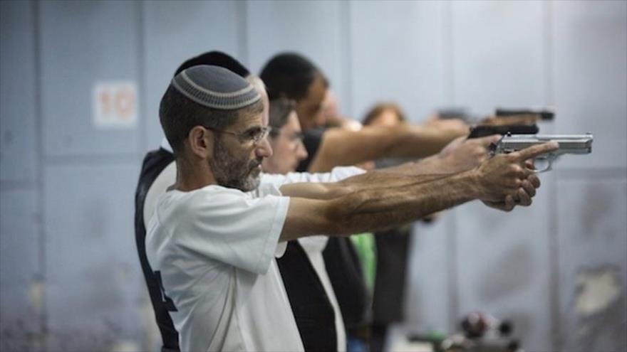 Israelíes participan en una clase de tiro en Al-Quds (Jerusalén).