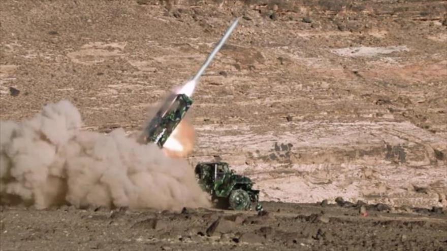 Las fuerzas yemeníes lanzan un misil de corto alcance Badr-1contra las posiciones de Arabia Saudí, marzo de 2018.