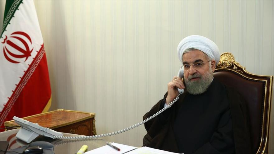 El presidente de Irán, Hasan Rohani, habla por teléfono en su despacho presidencial.