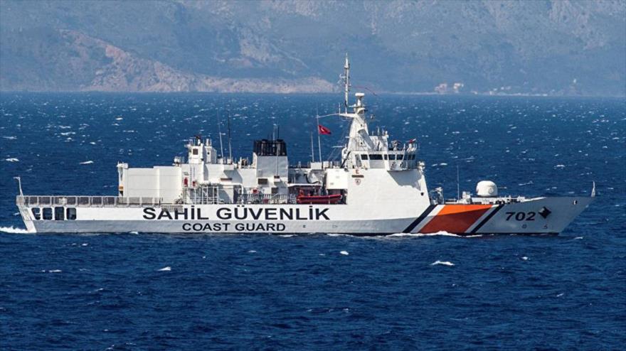 Un buque de la Guardia Costera de Turquía, aliado de la OTAN, navega por el mar Egeo, 20 de abril de 2016. (Foto: AFP)