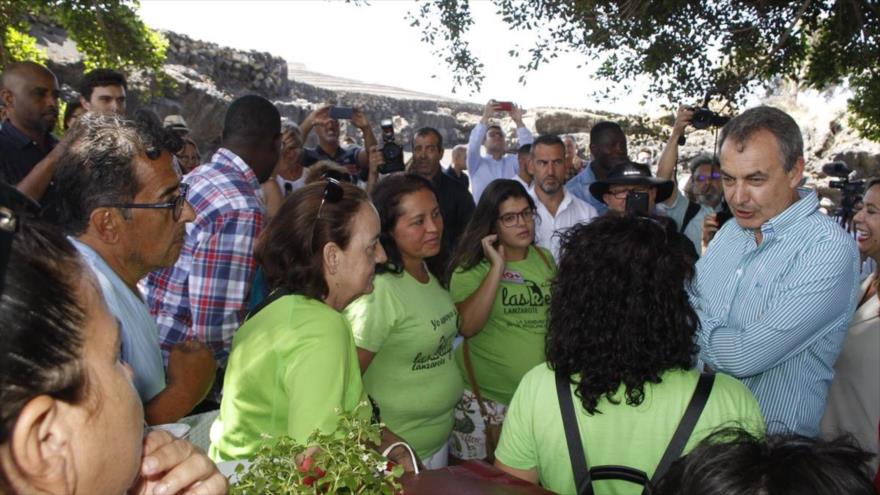 El expresidente del Gobierno español José Luis Rodríguez Zapatero (dcha.), con militantes socialistas en Lanzarote, 26 de agosto de 2018. (Foto: PSOE)