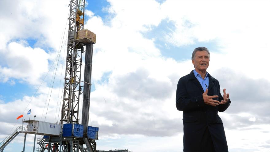 El presidente de Argentina, Mauricio Macri, en un campo petrolífero en la provincia de Neuquén, 23 de abril de 2018. (Foto: AFP)