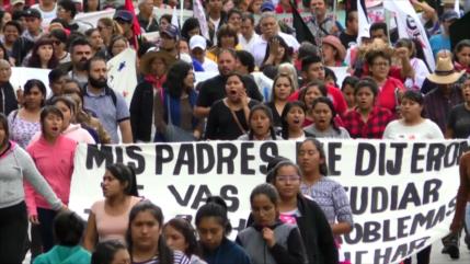 Los padres de familias de Ayotzinapa marchan en México