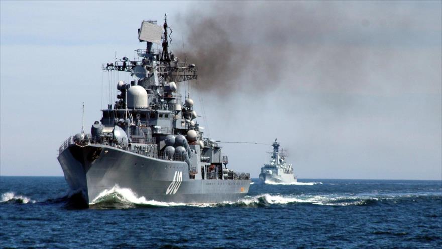 El Destructor Nastoychivyy de la Armada rusa navega en aguas nacionales.