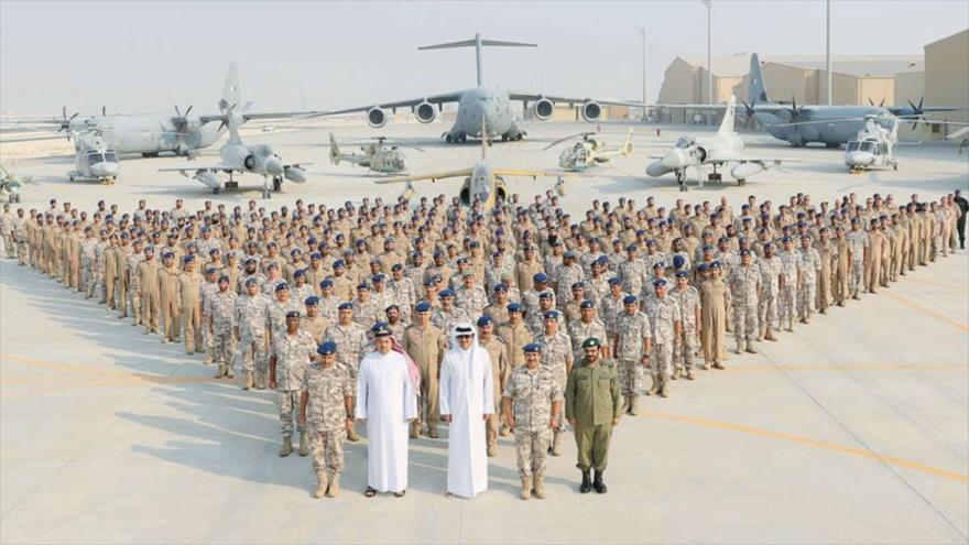 Efectivos cataríes posan para una foto en la base aérea de Al-Udeid.