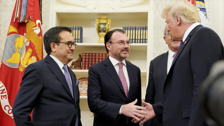 El presidente de EE.UU., Donald Trump, estrecha la mano del canciller de México, Luis Videgaray, Washington, 27 de agosto de 2018. (Foto: AFP)
