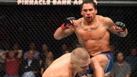 Luchador de MMA noquea a su rival de sola patada de tipo fútbol