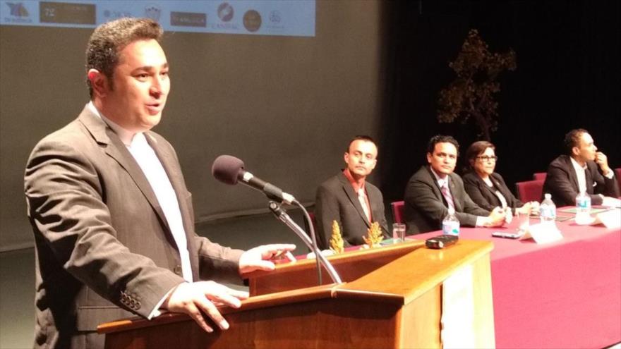 El director de HispanTV, Dr. Ali Ejarehdar, ofrece discurso en la Universidad de Baja California de Tijuana, México, 23 de septiembre de 2017.