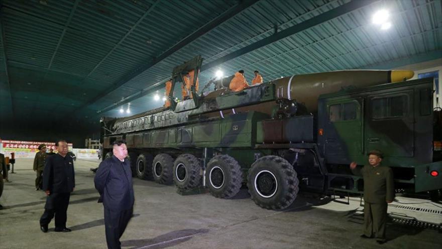 El líder de Corea del Norte, Kim Jong-un, (2.º a la izq.) inspecciona un misil balístico Hwasong-14, 5 de julio de 2017.