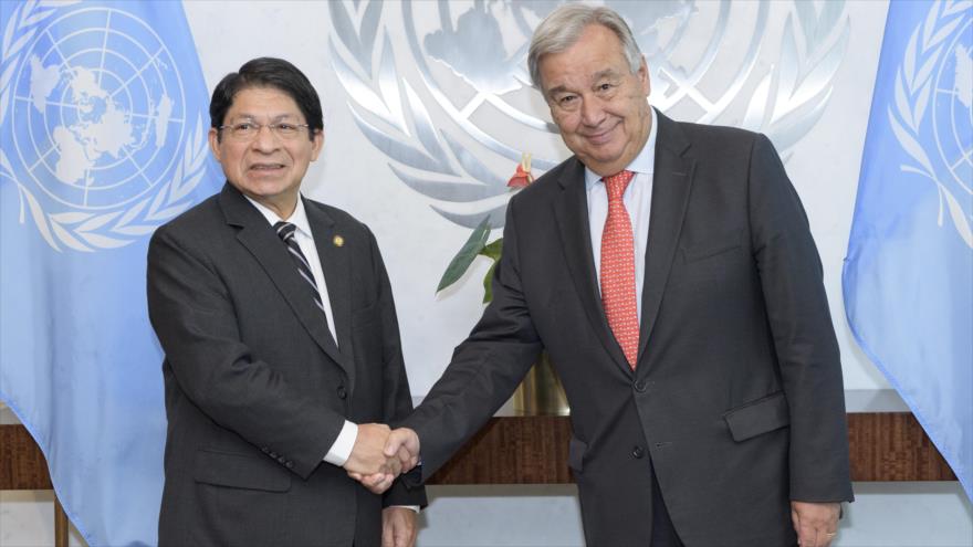 El secretario general de la ONU, Antonio Guterres (dcha.) da la mano al canciller de Nicaragua, Denis Moncada, 27 de agosto de 2018. (Foto: un.org)