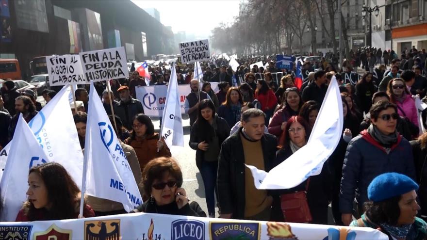 Profesores chilenos marchan contra agobio laboral y bajos sueldos