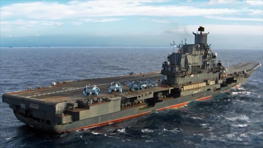 Portaviones ruso Admiral Kuznetsov avanza por el Mediterráneo.