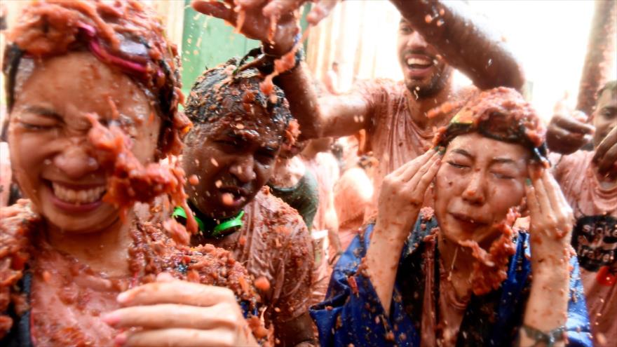Miles de españoles celebran en Buñol la fiesta de la Tomatina | HISPANTV