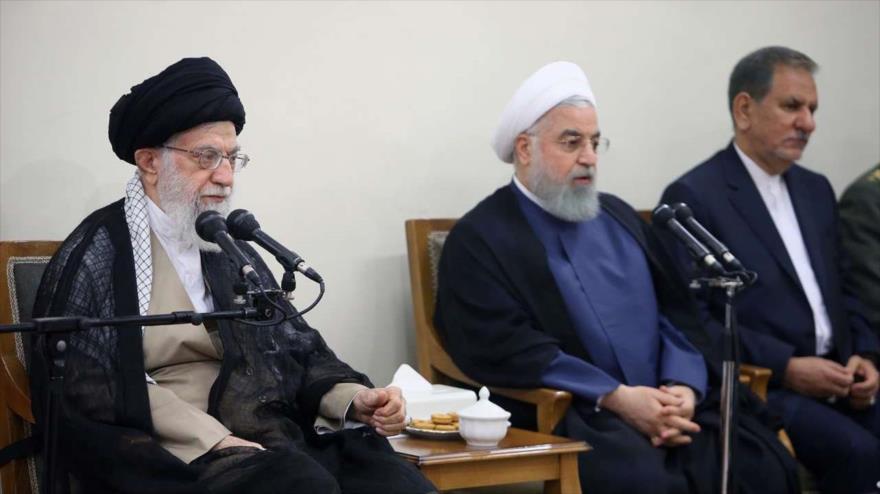 El Líder de la Revolución Islámica de Irán, el ayatolá Seyed Ali Jamenei (izda.), en una reunión con miembros del gabinete, 29 de agosto de 2018. (Foto: IRNA)