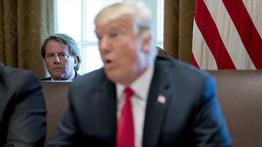 El abogado de la Casa Blanca, Don McGahn (iza.), y el presidente de Estados Unidos, Donald Trump.