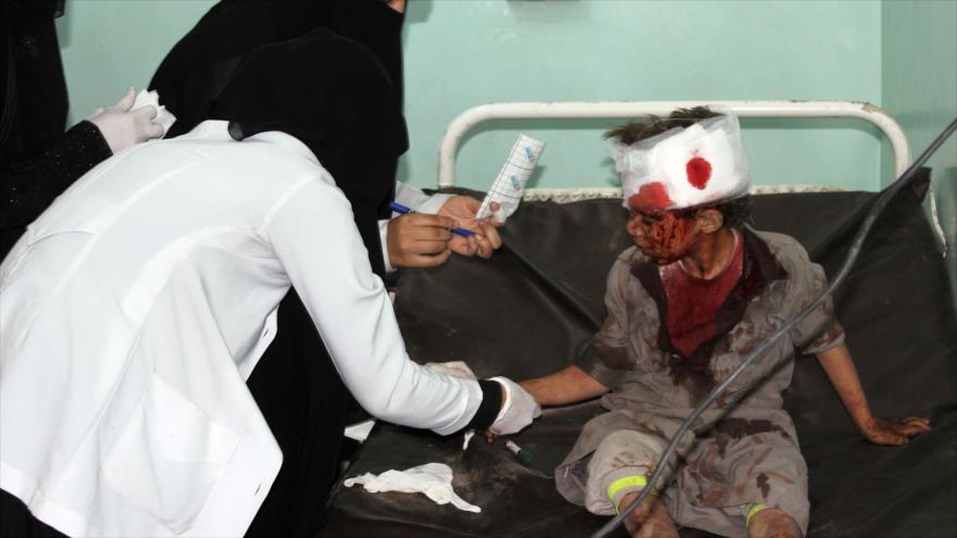 Enfermeras atienden a niño herido, tras un ataque aéreo saudí en la provincia de Saada, 9 de agosto de 2018. Fuente: AFP