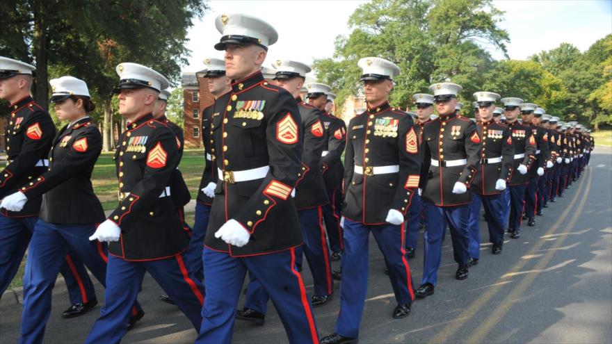 Marines estadounidenses marchan en Quantico, Virginia, después de su graduación.