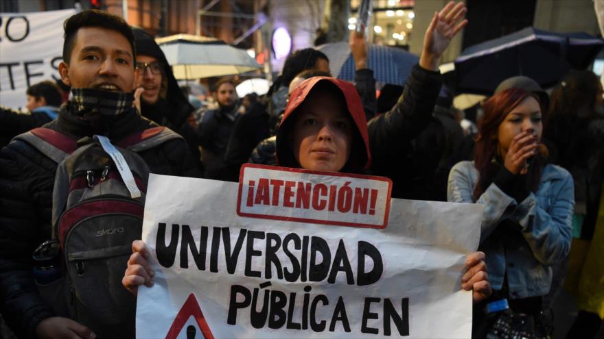 Miles de argentinos salen a las calles contra políticas de Macri