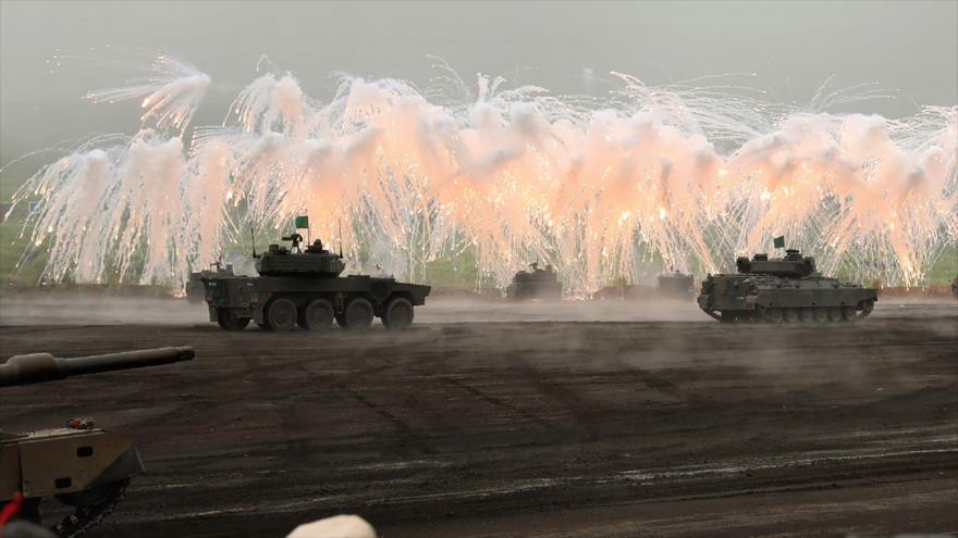 Tanques del Ejército japonés durante un ejercicio militar en un campo de entrenamiento en la Prefectura de Shizuoka, 26 de agosto de 2018. (Foto: AFP)