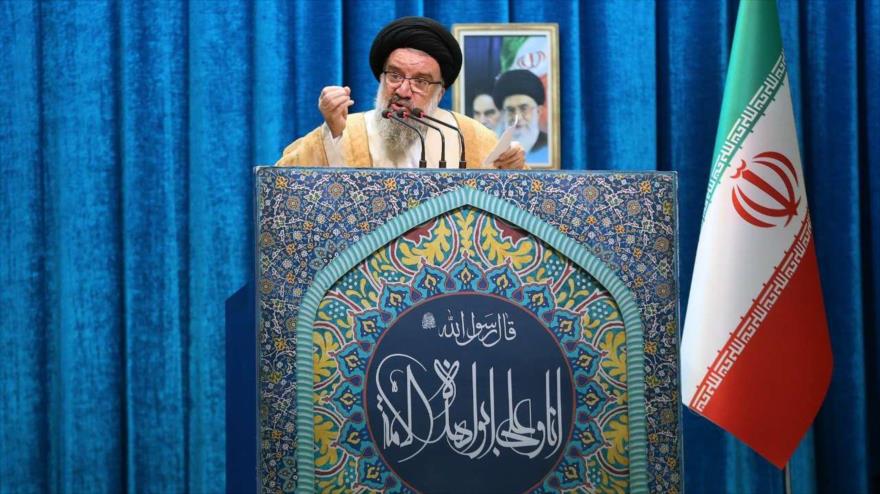 El imam del rezo colectivo del viernes de Teherán (capital iraní), el ayatolá Seyed Ahmad Jatami, ofrece su sermón de esta semana, 31 de agosto de 2018.
