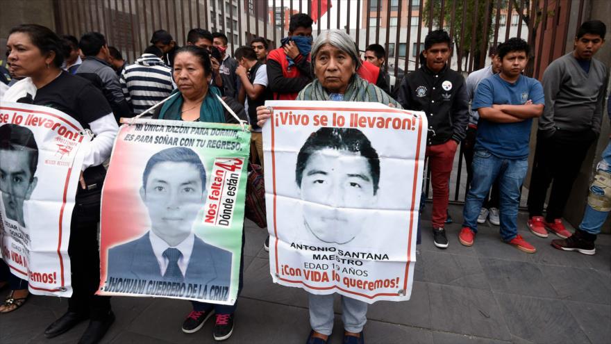 Una protesta por el caso de los 43 alumnos de Ayotzinapa desaparecidos frente a la Cancillería mexicana, 8 de mayo de 2018 (Foto: AFP).