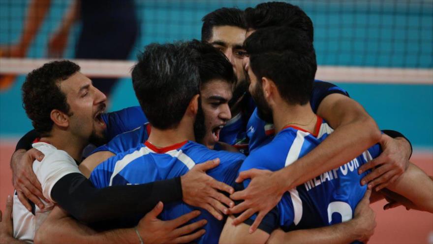 Integrantes del equipo de voleibol iraní durante la final de los Juegos Asiáticos de 2018, 1 de septiembre de 2018 (Fuente: @IRIVF).