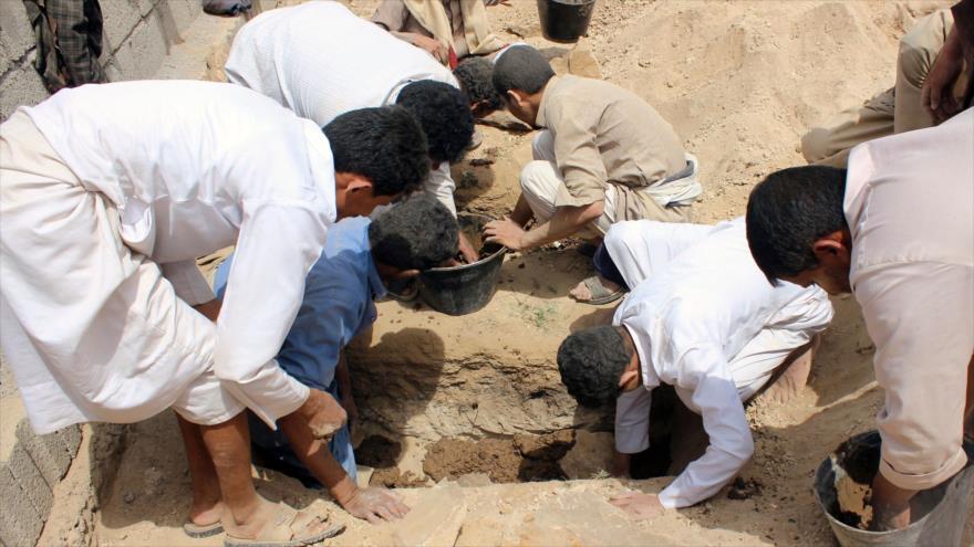 Yemeníes cavan tumbas para los niños fallecidos en el bombardeo contra un autobús, 10 de agosto de 2018 (Foto: AFP).