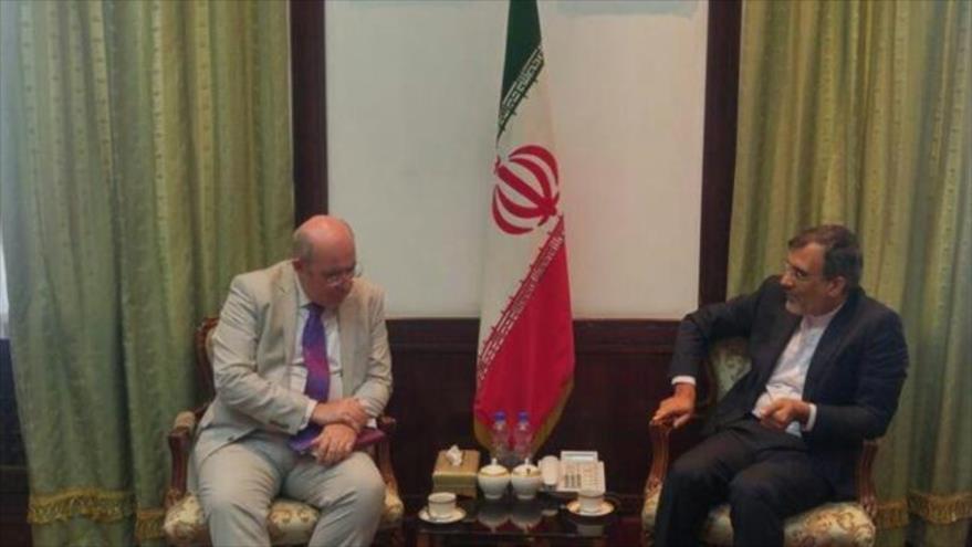 El enviado especial del Reino Unido para Siria, Martin Longden (izda.), se reúne con el asistente especial para Asuntos Políticos de la Cancillería iraní, Hosein Yaberi Ansari, 1 de septiembre de 2018.