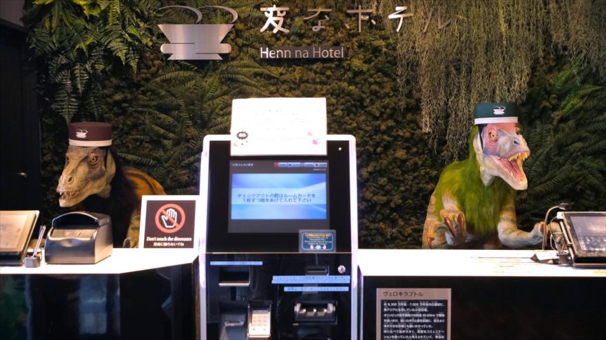 Un par de dinosaurios robots reciben a los invitados en la recepción del hotel Henn na, en Japón. (Fuente: AFP).