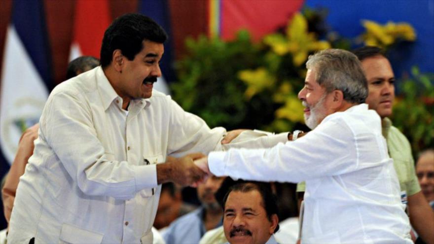 El presidente venezolano, Nicolás Maduro (izq.), saluda efusivamente al exmandatario de Brasil Luiz Inácio Lula da Silva en un encuentro.