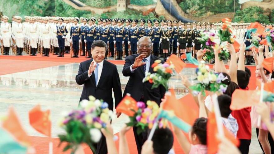 El presidente de China, Xi Jinping, recibe a su par de Burkina Faso, Roch Marc Christian Kabore en Pekín, 31 de agosto. (Foto: Xinhua)