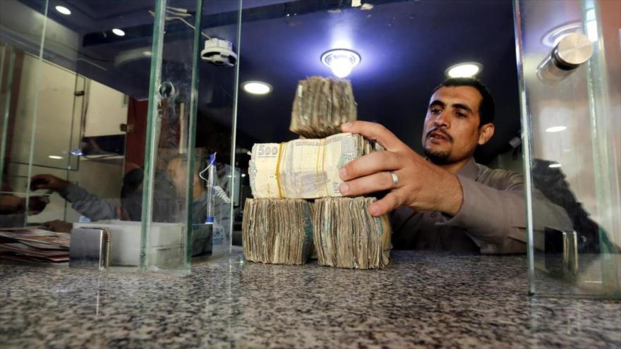 Un hombre en un banco yemení, 1 de septiembre de 2018.