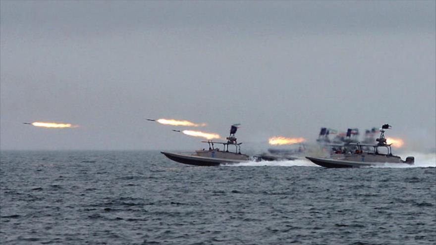 Barcos de ataque rápido del Cuerpo de Guardianes de la Revolución Islámica (CGRI) de Irán durante un ejercicio naval en 2015.