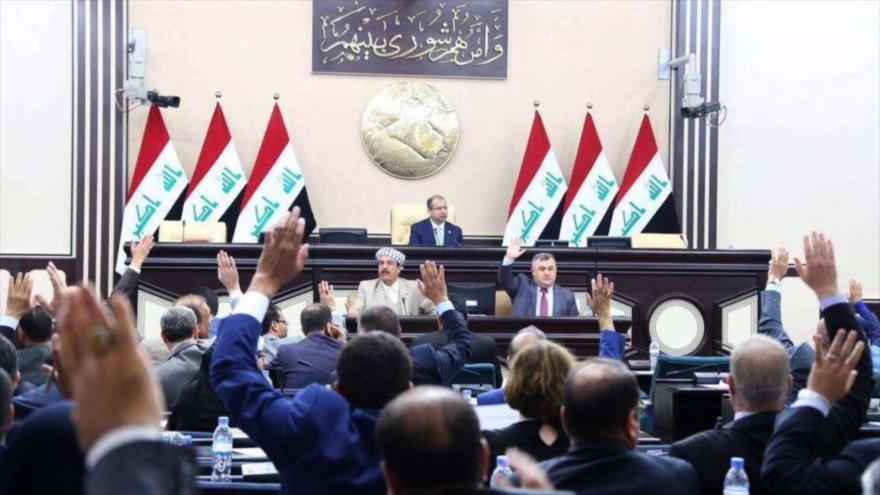Los diputados iraquíes votan en una sesión parlamentaria en la sede de este ente en Bagdad, la capital del país árabe.