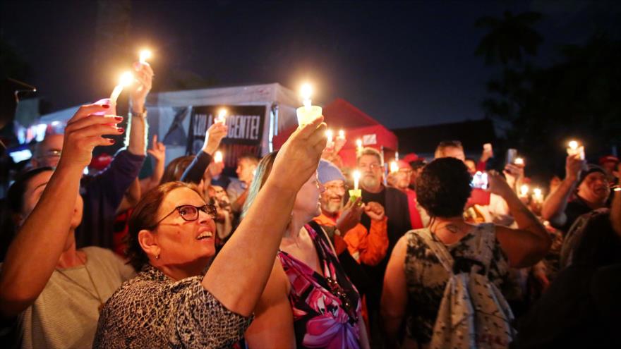 Seguidores del expresidente brasileño Luiz Inácio Lula Da Silva, frente a la Superintendencia de la Policía Federal, 31 de agosto de 2018. (Foto: AFP)