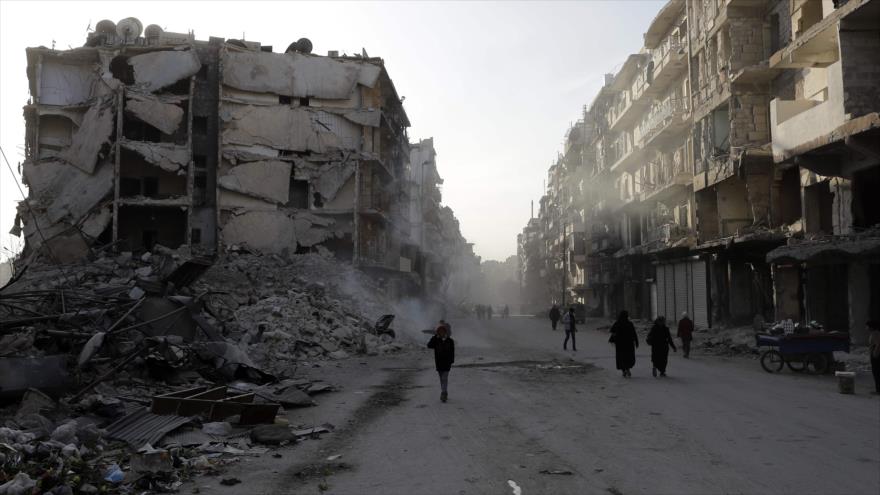 Gran destrucción causada en los edificios de una calle en la ciudad siria de Alepo (norte), 9 de marzo de 2017. (Foto: APF)