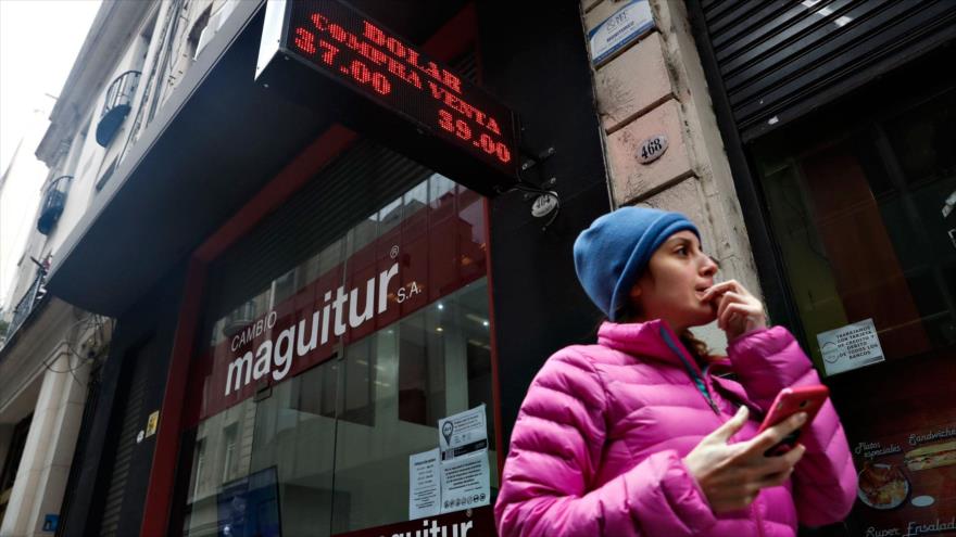 Una mujer frente a una casa de cambio en Buenos Aires, capital de Argentina.
