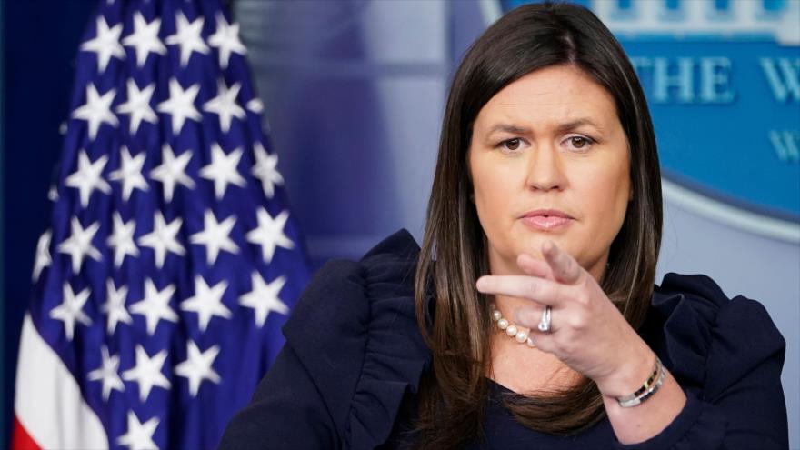 Sarah Sanders, la portavoz de la Casa Blanca, durante una rueda de prensa en la Sala de Información Brady, 22 de agosto de 2018 (Foto: AFP).