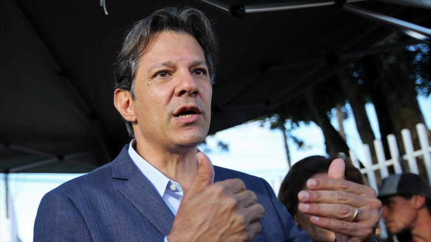 Fernando Haddad, compañero de fórmula de Luiz Inácio Lula da Silva, para las presidenciales, habla con la prensa en Curitiba, 3 de septiembre de 2018 (Foto: AFP).