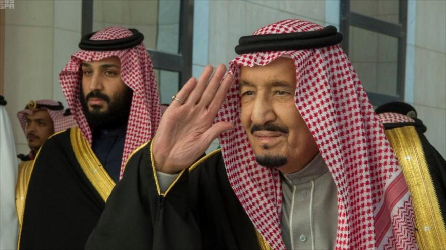 Rey saudí Salman bin Abdulaziz y su príncipe heredero, Mohammed bin Salman, en Riad, 13 de diciembre de 2017 (Foto: Reuters)