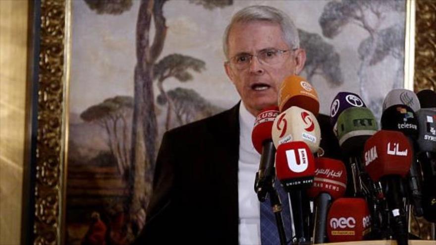 Senador de EE.UU. para el estado de Virginia, Richard Hayden Black, habla con los periodistas en Damasco, capital siria, 28 de abril de 2016.