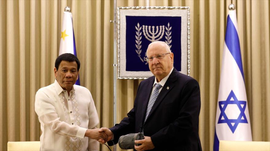 Presidente del régimen israelí, Reuven Rivlin, recibe al presidente de Filipinas Rodrigo Duterte, en Al Quds, 4 de septiembre de 2018 (Foto: AFP)
