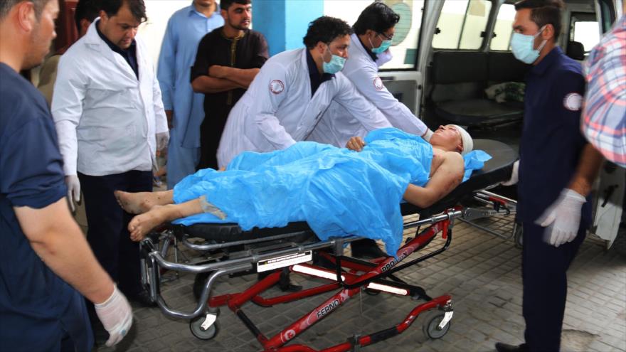 Médicos afganos llevan a un joven herido en camilla a un hospital después de un ataque suicida en Kabul, la capital, 15 de agosto de 2018 (Foto: AFP).
