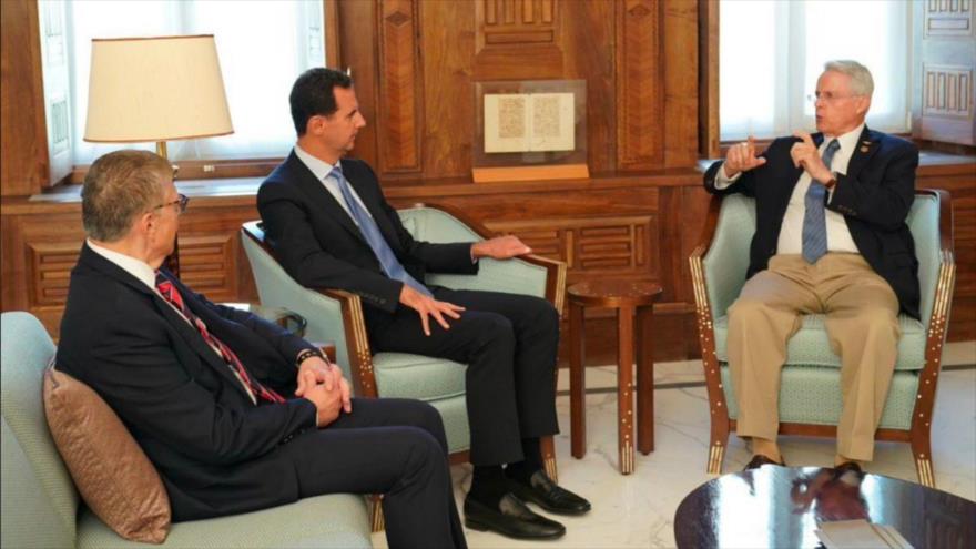 El presidente sirio, Bashar al-Asad (centro), se reúne con el senador de EE.UU. Richard H. Black (dcha.), en Damasco, 5 de septiembre de 2018.