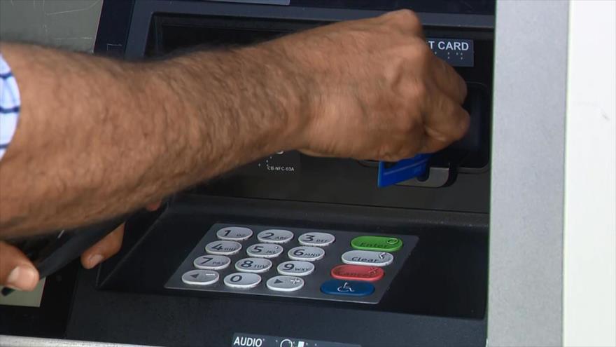 Banco estadounidense congela cuentas a indocumentados